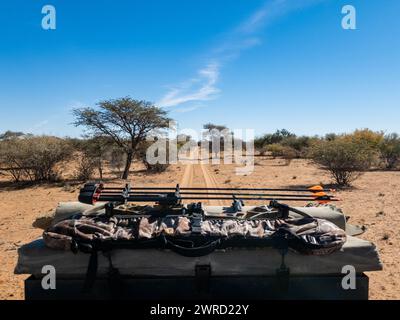 Un'attrezzatura che rimbalza sopra un camion che percorre una strada sterrata in Africa Foto Stock