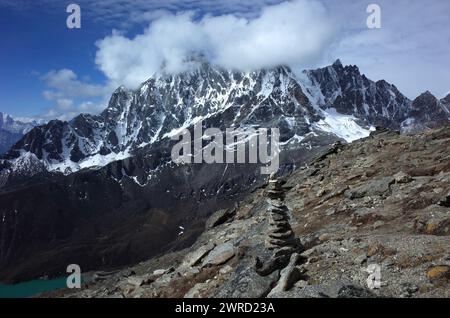 Escursione in Nepal Himalaya, piramide di pietra con vista della catena montuosa di Pharilapche da Gokyo Ri Foto Stock
