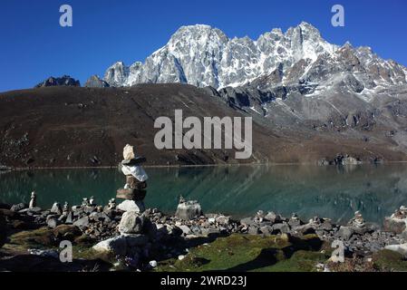 Piramidi di pietra accanto al sacro lago Gokyo. Escursioni in Nepal, Himalaya Foto Stock