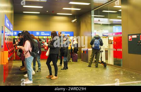 I passeggeri acquistano i biglietti dalle macchine self-service della stazione centrale di Vienna. Foto Stock