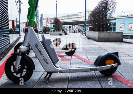 Vienna, Austria. 25 febbraio 2024. Parcheggio Uber alla stazione centrale di Vienna. (Foto di Igor Golovniov/SOPA Images/Sipa USA) credito: SIPA USA/Alamy Live News Foto Stock