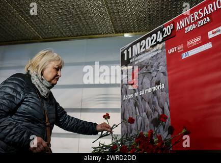 Madrid, Spagna. 11 marzo 2024. Una donna mette un fiore davanti al monumento commemorativo alle vittime dell'attacco bomba alla stazione di Atocha. Gli attacchi dei treni islamici a Madrid la mattina dell'11 marzo 2004, che hanno causato più di 190 morti e circa 2000 feriti, hanno coinvolto una serie di attacchi dinamitardi simultanei su un treno pendolare. Crediti: Cesar Luis de Luca/dpa/Alamy Live News Foto Stock