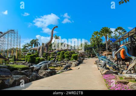 PATTAYA, THAILANDIA - 3 giugno 2020: I dinosauri nel grande giardino in pietra, varie specie di alberi e giardini tropicali si trovano a Nong Noouch Tropic Foto Stock