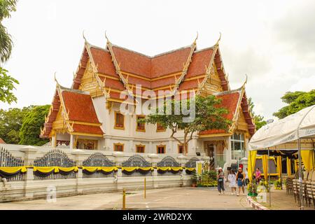 Bangkok, Thailandia, 23 marzo 2022: Ratchadamnoen Avenue è una strada storica nei distretti di Phra Nakhon e Dusit di Bangkok, Thailandia Foto Stock