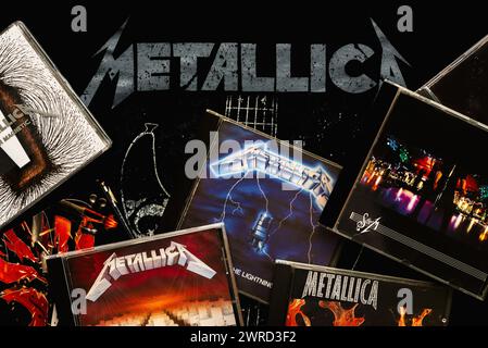 CD del gruppo heavy metal americano metallica su una T-shirt con il logo metallica. Editoriale illustrativo Foto Stock