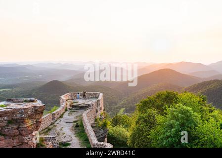 Luminosa alba sulle rovine del castello di Wegelnburg e della foresta del Palatinato, Renania-Palatinato, Germania Foto Stock