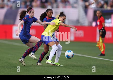 San Diego, California, Stati Uniti. 10 marzo 2024. Il centrocampista degli Stati Uniti ROSE LAVELLE (16) e IL difensore CRYSTAL DUNN (19) sfidano l'attaccante del Brasile G. PORTILHO (18) durante la finale della CONCACAF W Gold Cup tra Stati Uniti e Brasile allo Snapdragon Stadium di San Diego, California. (Immagine di credito: © Brenton TSE/ZUMA Press Wire) SOLO PER USO EDITORIALE! Non per USO commerciale! Foto Stock