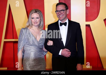 James Murdoch mit Ehefrau Kathryn Hufschmid bei der Vanity Fair Oscar Party 2024 anlässlich der 96. Oscar-Verleihung im Wallis Annenberg Center for the Performing Arts Beverly Hills, 10.03.2024 *** James Murdoch con la moglie Kathryn Hufschmid alla Vanity Fair Oscar Party 2024 in occasione della 96° Academy Awards al Wallis Annenberg Center for the Performing Arts Beverly Hills, 10 03 2024 foto:XJ.xBlocx/xFuturexImagex Vanity fair 1542 Foto Stock