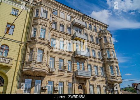 alto edificio in una zona di guerra. I finestrini sono chiusi e fissati con nastro adesivo secondo uno schema incrociato, in modo da ridurre i danni derivanti da potenziali lesioni Foto Stock