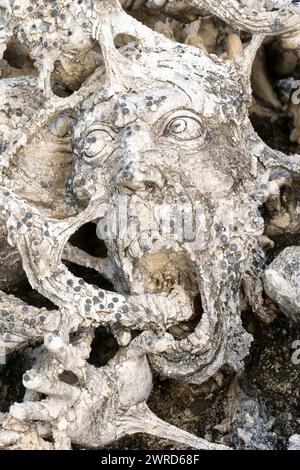 Chiang Rai, Tailandia - dicembre 2022: Le famose teste urlanti si riversano dall'arte infernale sul territorio del Tempio bianco Wat Rong Khun molte statue Foto Stock