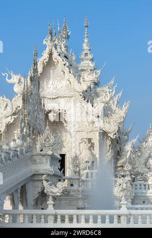 Chiang Rai, Thailandia - dicembre 2022: Edificio principale sul territorio del Tempio bianco Wat Rong Khun molte statue Thailandia Foto Stock