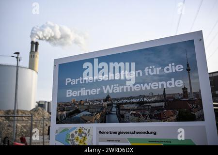 Berlino, Germania. 12 marzo 2024. "Partnership per la transizione termica di Berlino" è scritto su un poster di fronte alla centrale elettrica e termica di Reuter West prima che venga posta la prima pietra per un nuovo progetto energetico. In questa sede vengono costruiti un nuovo sistema a pompa di calore per acque reflue e una nuova turbina a vapore a contropressione. Il progetto è gestito da Vattenfall, Berliner Wasserbetriebe e Berliner Stadtreinigung. Crediti: Jens Kalaene/dpa/Alamy Live News Foto Stock