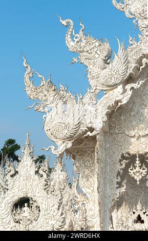 Chiang Rai, Thailandia - dicembre 2022: Teste di demoni ornano il territorio del Tempio bianco Wat Rong Khun Foto Stock