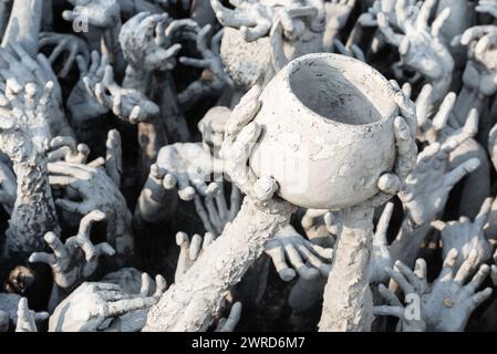 Chiang Rai, Thailandia - dicembre 2022: Mani dall'inferno sul territorio del Tempio bianco Wat Rong Khun molte statue Foto Stock