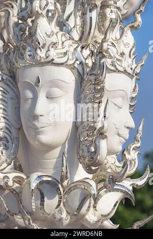 Chiang Rai, Thailandia - dicembre 2022: Composizione scultorea volti di dio al tempio bianco Wat Rong Khun Foto Stock