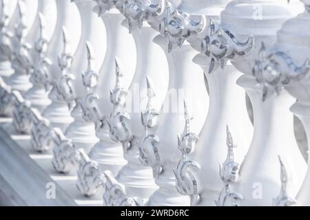 Delicato balaustra bianco-blu della recinzione sullo sfondo in stile asiatico tradizionale Foto Stock