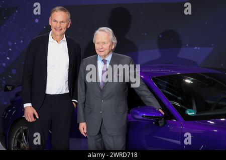 Lipsia, Germania. 11 marzo 2024. Oliver Blume (l), presidente del Consiglio di amministrazione di Porsche, e Wolfgang Porsche, presidente del Consiglio di vigilanza di Porsche AG, parlano a margine della prima della nuova Porsche Taycan Turbo GT presso lo stabilimento di Lipsia. Martedì 12 marzo, presso lo stabilimento Porsche di Lipsia, il produttore di veicoli sportivi e fuoristrada Porsche pubblica i dati aziendali relativi all'ultimo anno. Crediti: Jan Woitas/dpa/Alamy Live News Foto Stock