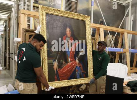 (240312) -- VERSAILLES, 12 marzo 2024 (Xinhua) -- i membri del personale organizzano una mostra alla Reggia di Versailles a Parigi, Francia, 11 marzo 2024. Per celebrare il 60° anniversario dell'instaurazione di relazioni diplomatiche tra Francia e Cina, la Reggia di Versailles in Francia e il Museo del Palazzo in Cina terranno congiuntamente una mostra da aprile a giugno presso il Museo del Palazzo di Pechino, che mostrerà la cronologia degli scambi tra i due paesi. Negli ultimi giorni, oltre 70 mostre da trasferire a Pechino sono state allestite presso la Reggia di Versailles. (Xinhua/Gao Jing) Foto Stock