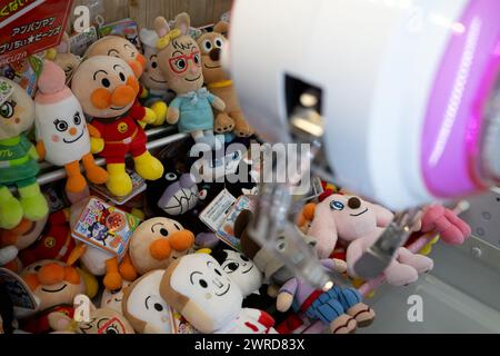 I personaggi di Anpanman sono esposti in un gioco di gru in un centro giochi arcade in Giappone. Foto Stock