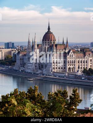 Una vista panoramica dell'edificio del Parlamento ungherese dal Castello di Buda. Foto Stock