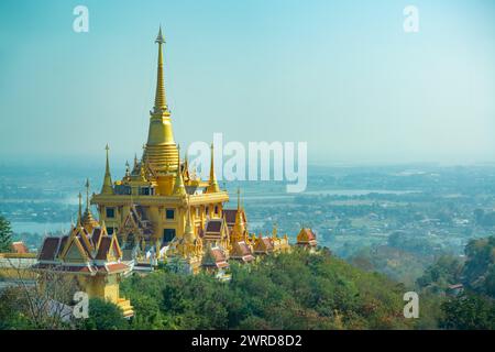 Il paesaggio urbano dalla Nakhon Sawan Tower si trova in cima alla collina del tempio di Khiriwong a Nakhon Sawan, giornata di sole in Thailandia Foto Stock