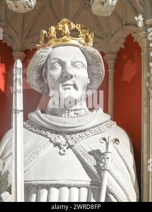 Statua del re inglese medievale Enrico IV, sul cordone della cattedrale di York, in Inghilterra. Foto Stock