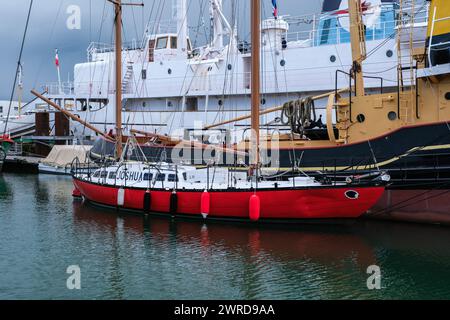 © Arnaud BEINAT/Maxppp. 2024/03/09, la Rochelle, Francia. Le Joshua était le voilier Personnel du célèbre aventurier écrivain Bernard Moitessier. Inglese : quella piccola nave a vela rossa era la persona dell'avventuriero e scrittore Bernard Moitessier. Crediti: MAXPPP/Alamy Live News Foto Stock