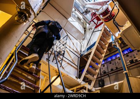 © Arnaud BEINAT/Maxppp. 2024/03/09, la Rochelle, Francia. Salle des Machines du, Francia. , . à 1985. CE navire était chargé de collecter les données météo en se positionnant en un point précis de l'Atlantique. Crediti: MAXPPP/Alamy Live News Foto Stock