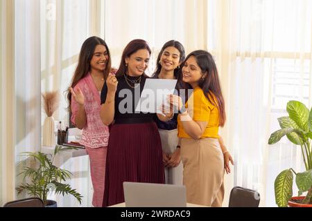 Gruppo di colleghi aziendali che esaminano i documenti durante una riunione in un ufficio moderno Foto Stock