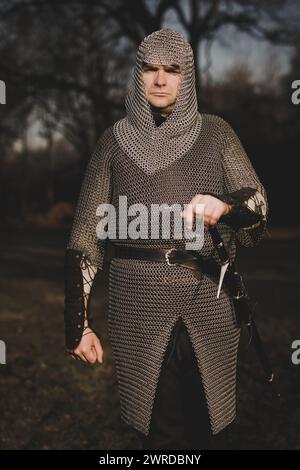 Fanteria medievale uomo armato vestito con armatura a catena all'aperto Foto Stock
