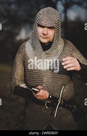 Fanteria medievale uomo armato vestito con armatura a catena all'aperto Foto Stock