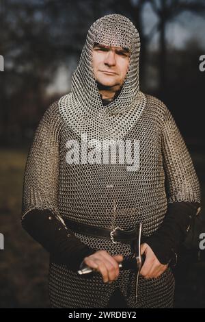 Fanteria medievale uomo armato vestito con armatura a catena all'aperto Foto Stock