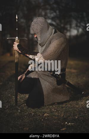 Fanteria medievale uomo armato vestito con armatura a catena all'aperto Foto Stock