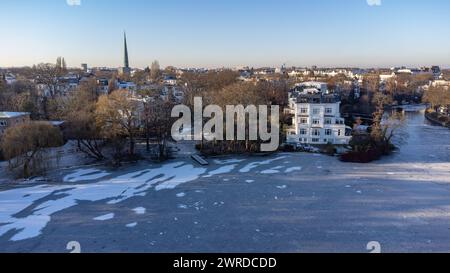 Vista aerea della foce ghiacciata dell'Alster ad Amburgo Foto Stock