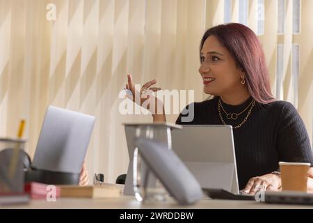 Ritratto di una donna d'affari che discute con il suo collega di un progetto in ufficio Foto Stock