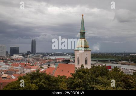 Una vista aerea del paesaggio urbano di Bratislava sotto spettacolari nuvole Foto Stock