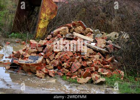 Una grande pila di mattoni si è accumulata in un mucchio di mattoni nell'East Sussex, Regno Unito. Foto Stock