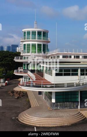 L'Old Kallang Airport Original Terminal Building è un iconico edificio modernista con ringhiere e colonne in stile Art Deco di Frank Dorrington Ward. Foto Stock