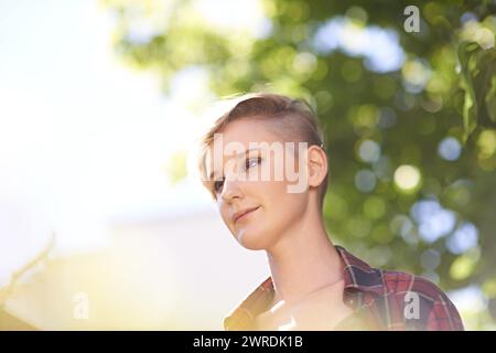 Donna, sorridi e natura con il pensiero in giardino per la mattina, la pace o l'aria fresca al sole. Estate, pianificazione e gen z persona femminile all'aperto per Foto Stock