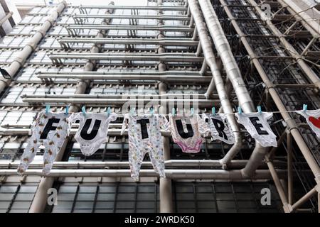 28 febbraio 2024. Lloyds of London Insurance Building, City of London”. Assicuratevi che i manifestanti del nostro futuro circondino Lloyds di Londra chiedendo loro di agire immediatamente per rallentare la crisi climatica e sostenere l’urgente transizione dai combustibili fossili pericolosi all’energia pulita. L'occupazione fa parte di una settimana globale di azione organizzata dalla rete assicurativa Our Future, che va dal 26 febbraio al 3 marzo. Gruppi di base e attivisti provenienti da tutto il mondo si stanno riunendo per chiedere azione, con eventi che si svolgono nel Regno Unito, negli Stati Uniti, in Giappone, in Corea del Sud, in Uganda, RDC, Svizzera, Francia, Perù, Colombia Foto Stock