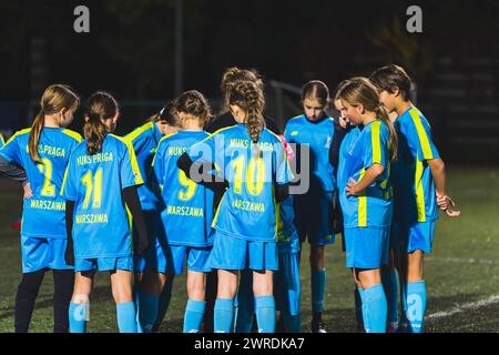 17.10.2023. Varsavia, Polonia. discorso di squadra, una coach donna che parla con le sue giocatrici durante la partita, concetto di football femminile. Foto di alta qualità Foto Stock