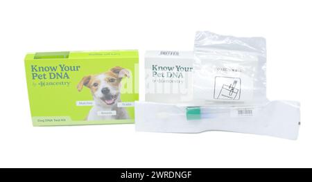 Ocala, FL 3-11-2024 Know your PET Animal dog or Cat DNA by Ancestry Swab test kit che mostra scatola verde e bianca con pacchetto di ritorno, sacchetto di raccolta e. Foto Stock