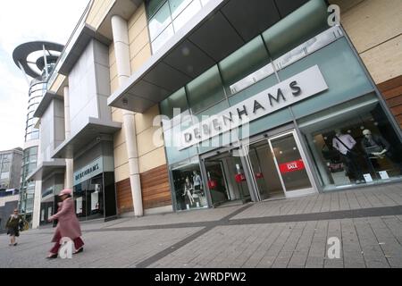 22/10/15 FOTO DEL FILE Michael Sharp si dimette mentre Debenhams segnala un aumento del 2,9% degli utili sottostanti al lordo delle imposte a £ 113,5 milioni per i 12 mesi Foto Stock