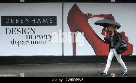 22/10/15 FOTO DEL FILE Michael Sharp si dimette mentre Debenhams segnala un aumento del 2,9% degli utili sottostanti al lordo delle imposte a £ 113,5 milioni per i 12 mesi Foto Stock