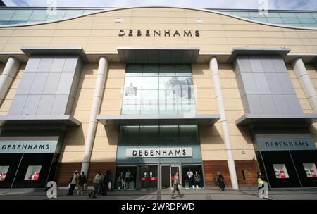 22/10/15 FOTO DEL FILE Michael Sharp si dimette mentre Debenhams segnala un aumento del 2,9% degli utili sottostanti al lordo delle imposte a £ 113,5 milioni per i 12 mesi Foto Stock