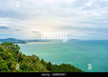 Una vista aerea del paesaggio costiero in Brasile, catturando montagne e mare Foto Stock