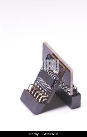 Due tipi di chip modulo TPM per schede madri Foto Stock