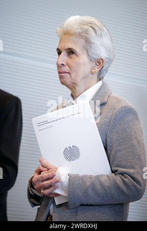 Marie-Agnes Strack Zimmermann, MDB, FDP, haelt den Wehrbericht 2023 a den Haenden. Berlino, 12.03.2024. Berlin Deutschland *** Marie Agnes Strack Zimmermann, membro del Bundestag, FDP, tiene nelle sue mani il rapporto sulla difesa 2023 Berlino, 12 03 2024 Berlino Germania Copyright: xThomasxTrutschelxphotothek.dex Foto Stock