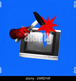 Poster. Collage d'arte contemporanea. La mano con martello sbatte la TV d'epoca su sfondo blu. Vivace design astratto. Foto Stock