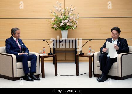 Tokyo, Giappone. 12 marzo 2024. Il direttore generale dell'Agenzia internazionale per l'energia atomica Rafael Mariano grossi (L) e il segretario capo del governo giapponese Yoshimasa Hayashi (R) partecipano alla loro riunione presso l'ufficio del primo ministro a Tokyo. (Foto di Eugene Hoshiko/POOL/SOPA Images/Sipa USA) credito: SIPA USA/Alamy Live News Foto Stock